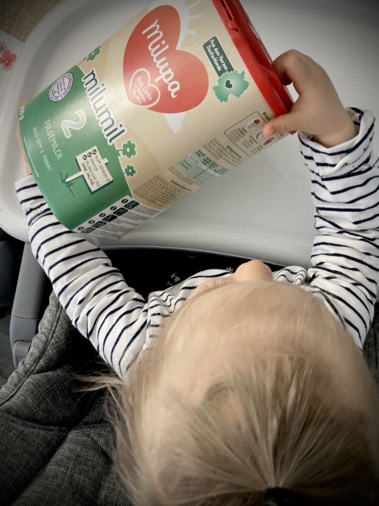 Tochter Mia trinkt die "Milumil Folgemilch 2" gern.