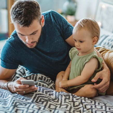 Phubbing! So kann das Handy die Eltern-Kind-Beziehung zerstören