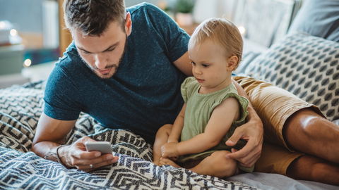 Phubbing! So kann das Handy die Eltern-Kind-Beziehung zerstören