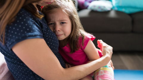11 sinnvolle Sätze, die ihr anstelle von "Sei doch nicht traurig!" sagen könnt
