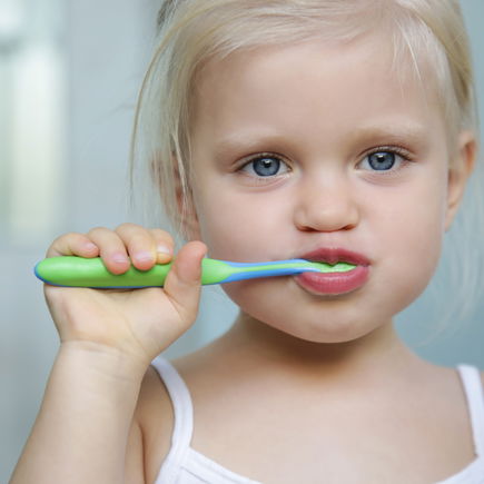 Kinderzahnärztin empfiehlt: Diese Spezialzahnbürste ist perfekt für kleine Kinder