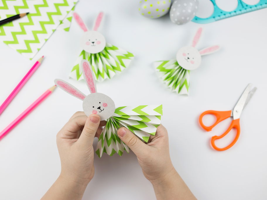 DIY-Osterhase aus Papier.