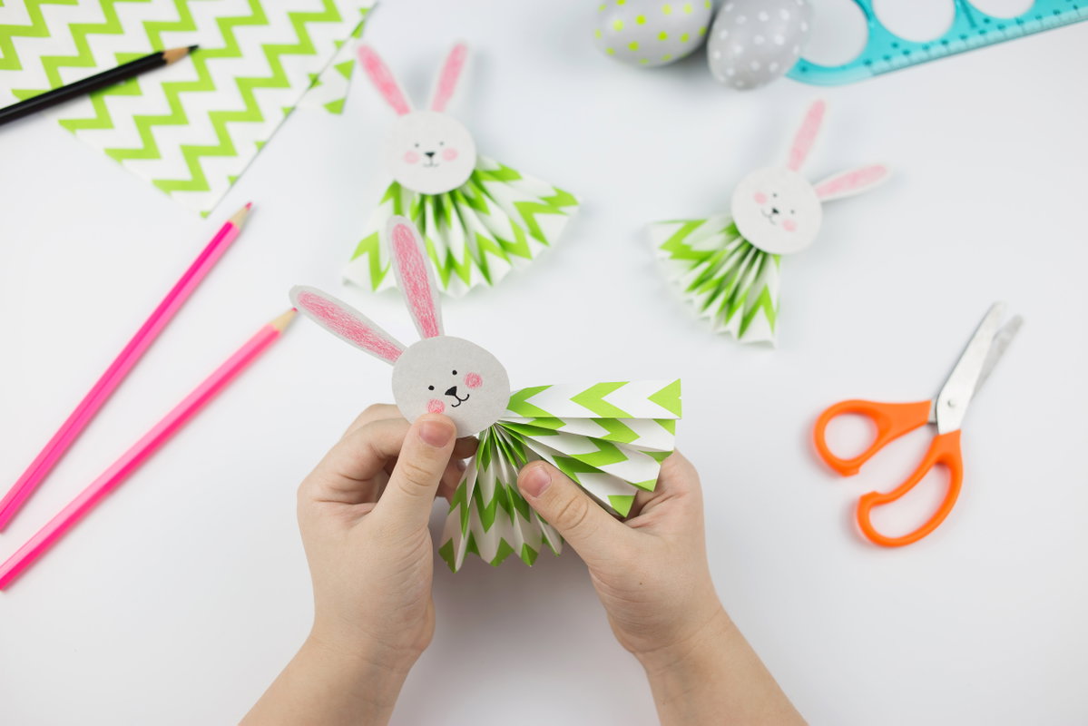 DIY-Osterhase aus Papier.