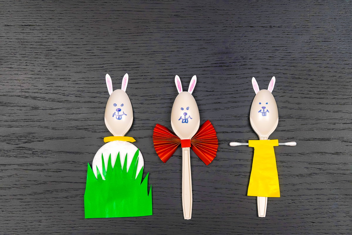 Osterhasen aus Löffeln und farbigem Papier.
