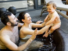 Wellness-Urlaub mit Baby: Worauf Eltern achten sollten