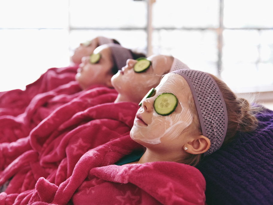 Junge Mädchen mit Gesichtsmaske im Spa.