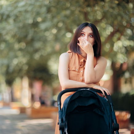 Achtung Schadstoffe: Stinkende Finger vom Kinderwagengriff?