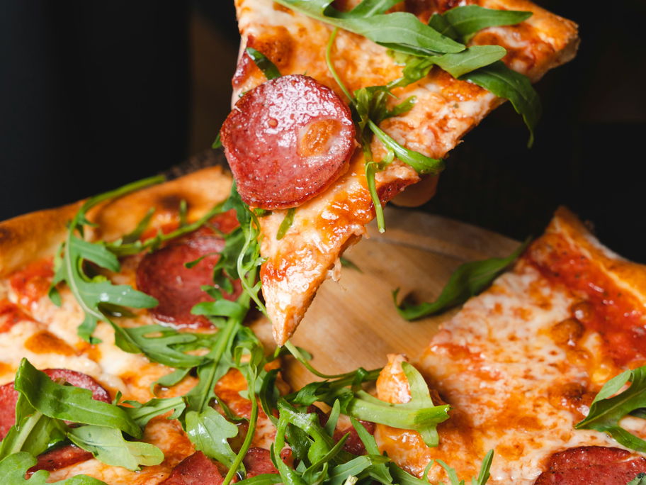Salamipizza mit Rucola