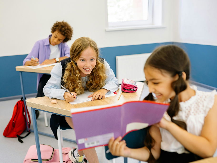 Glückliche Kinder einer Schulklasse.