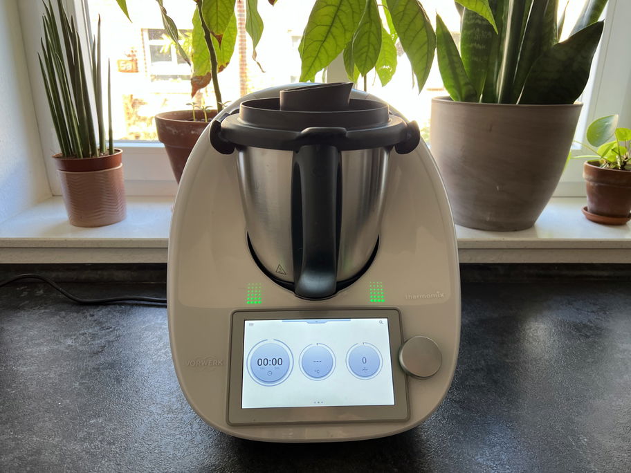 Thermomix TM 6 steht vor einem Fenster.