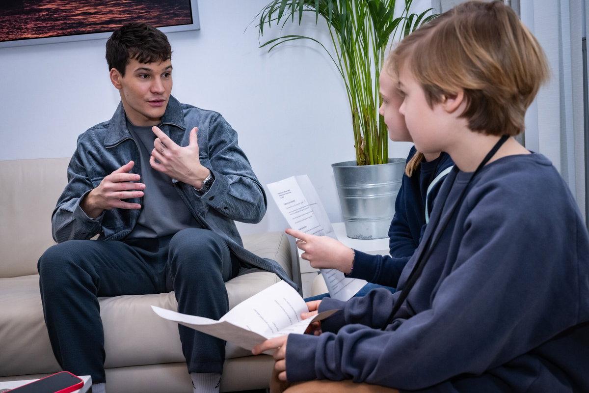 Wincent Weiss wird von zwei Kindern interviewt