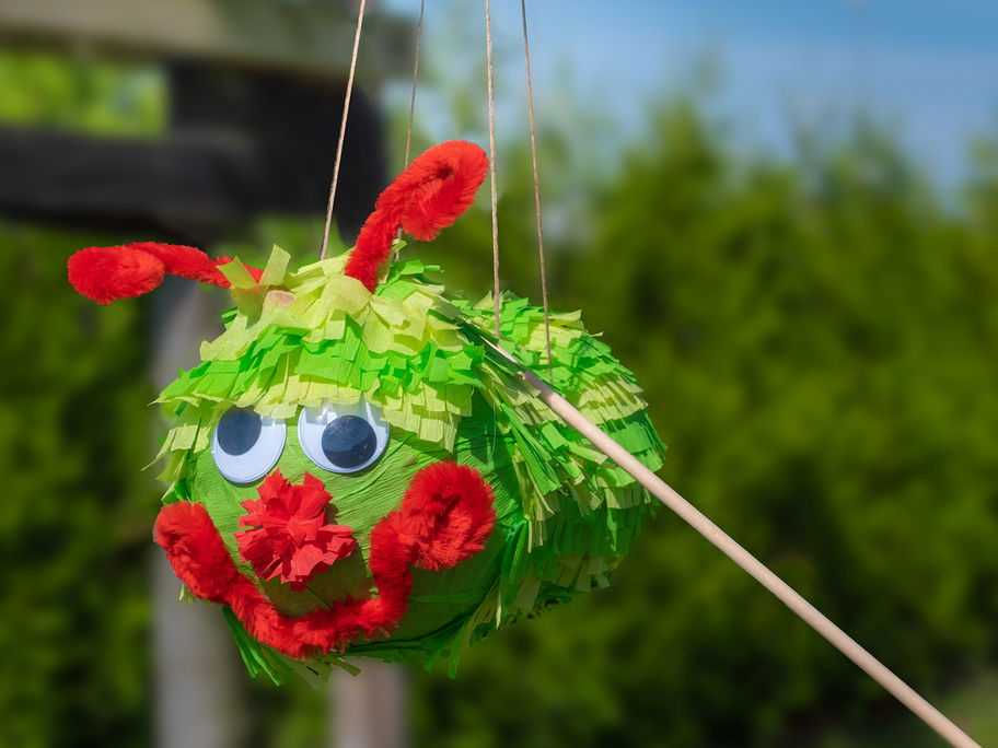 Pinata selber machen: Raupen-Pinata mit Luftballons
