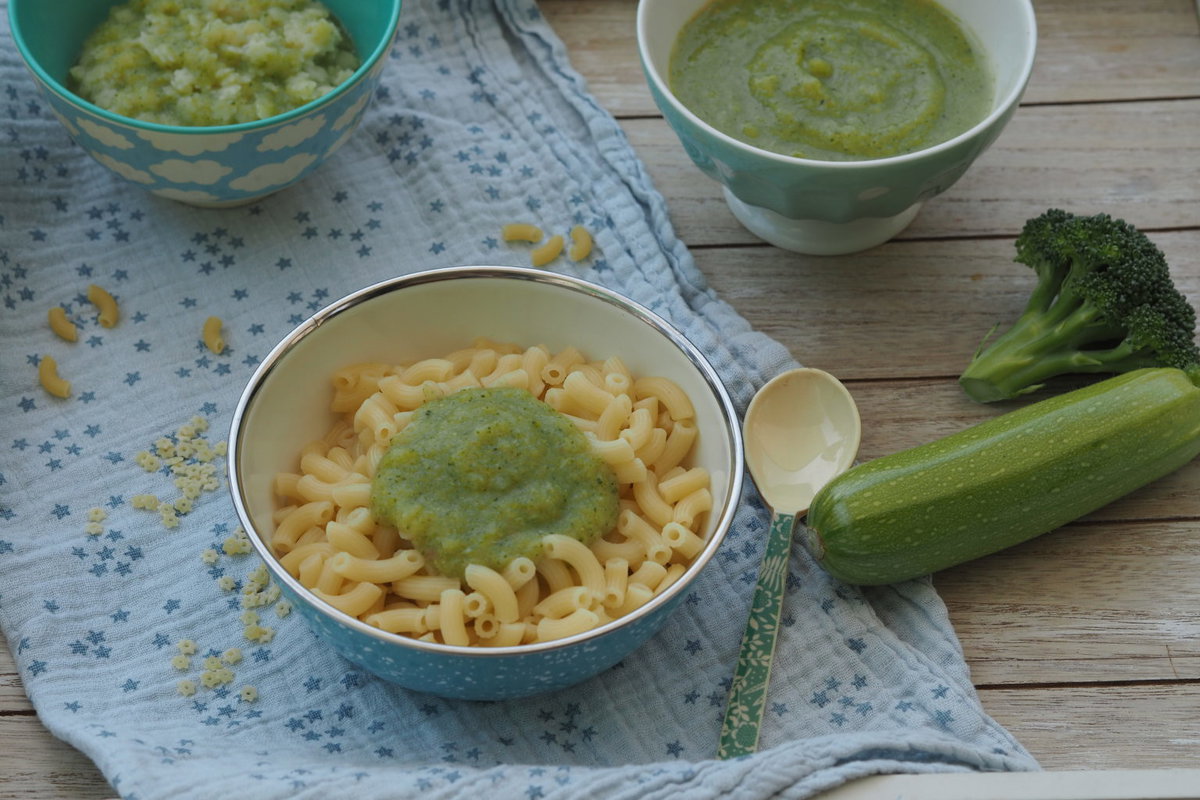 Nudeln mit Brokkoli-Zucchini-Sauce