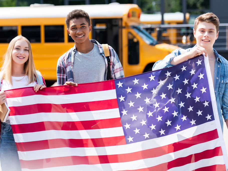 Drei Teenager mit der amerikanischen Flagge