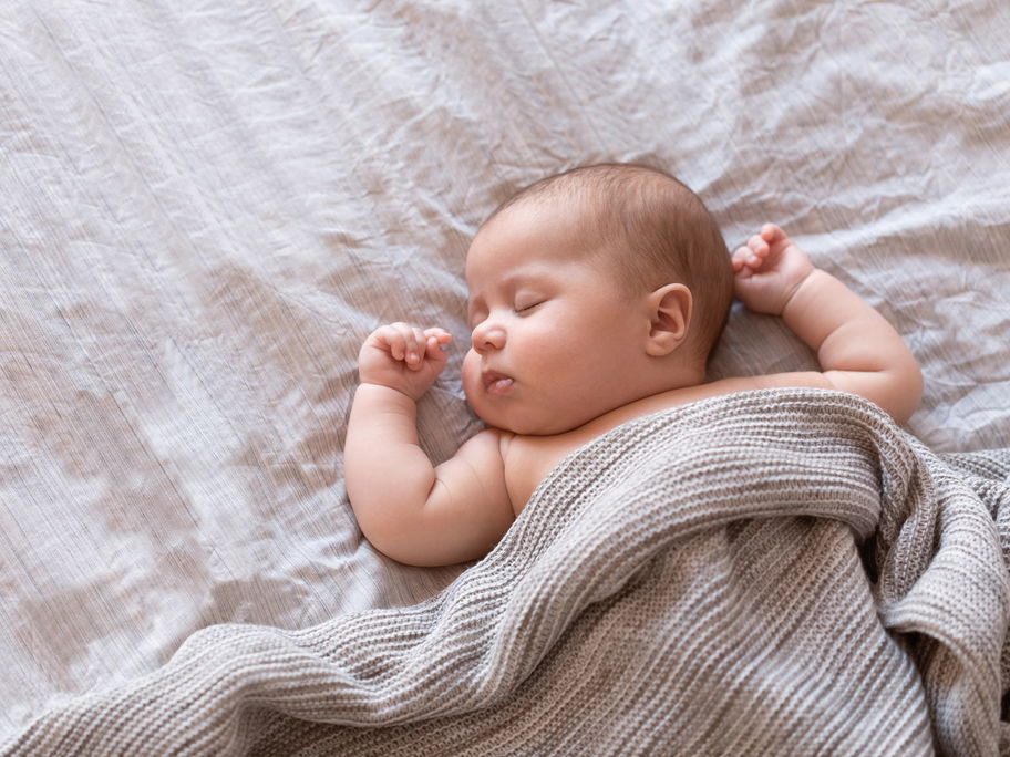 Ein schlafendes Baby ist abgebildet.