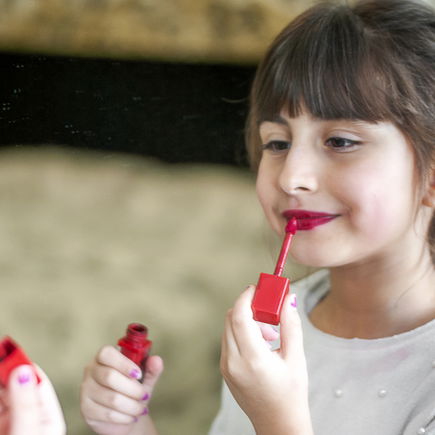 Ab wann dürfen Kinder sich richtig schminken? Das sagt die Psychologin - und das die Eltern ...