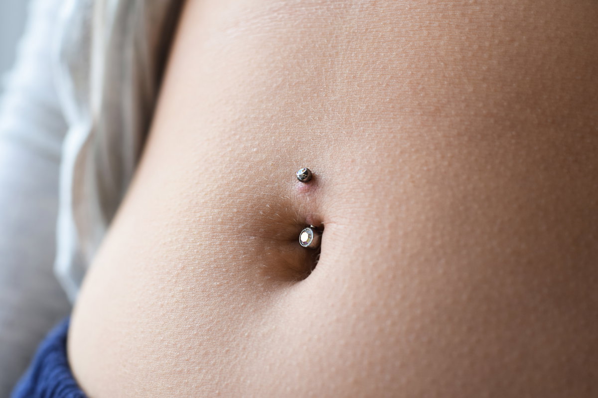 Ein Bauchnabelpiercing