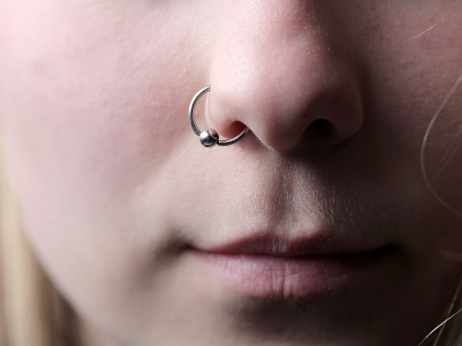 Ein Nasenpiercing.