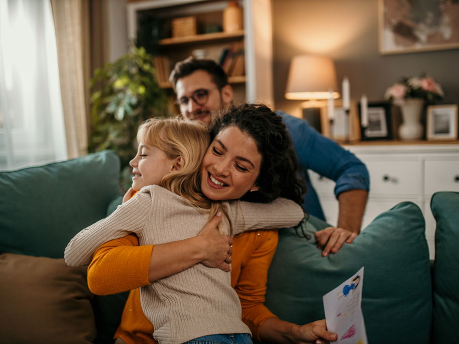 Eine Umarmung zwischen Mutter und Tochter