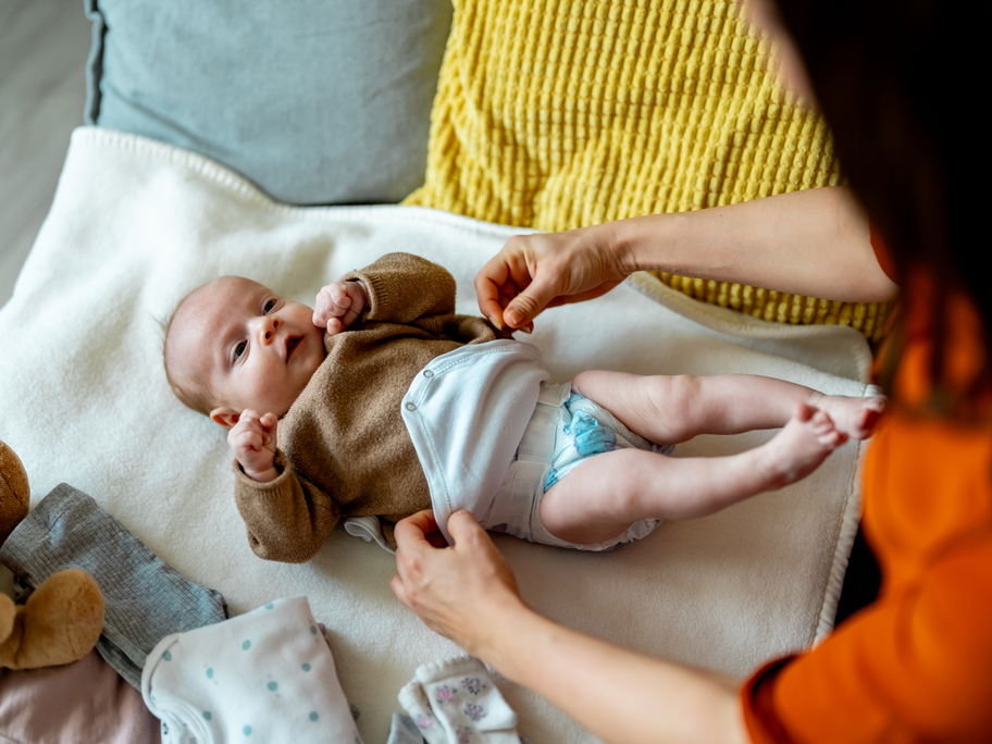 Ein Baby wickeln