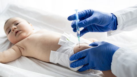 Impfreaktionen beim Baby – eine Kinderärztin klärt auf