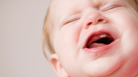 Euer Kind zahnt? So helft ihr ihm dabei