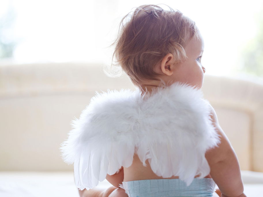 Ein Baby mit Engels-Flügeln
