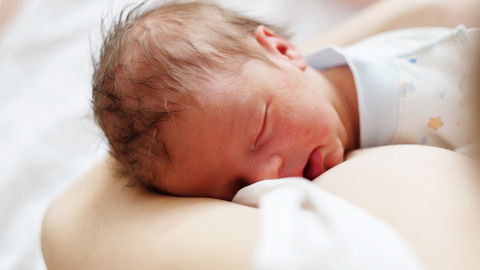 Tipps für frischgebackene Eltern: Wenn das Baby beim Stillen immer wieder einschläft ... 