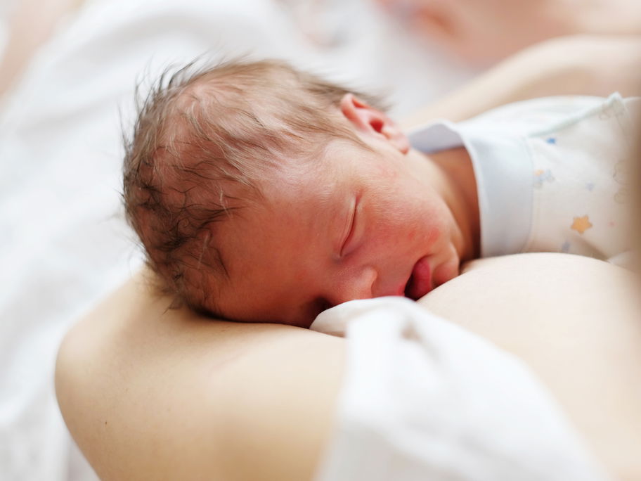 Baby beim Stillen eingeschlafen