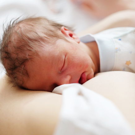 Tipps für frischgebackene Eltern: Wenn das Baby beim Stillen immer wieder einschläft ... 