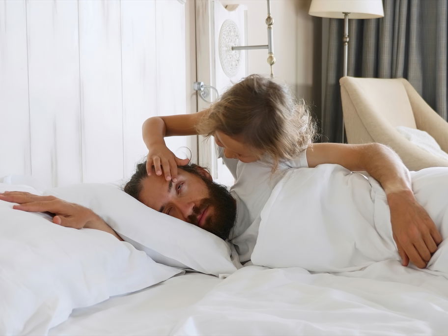 Mädchen öffnet dem Papa die Augen.