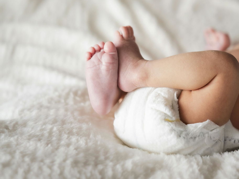 Baby mit Windel.
