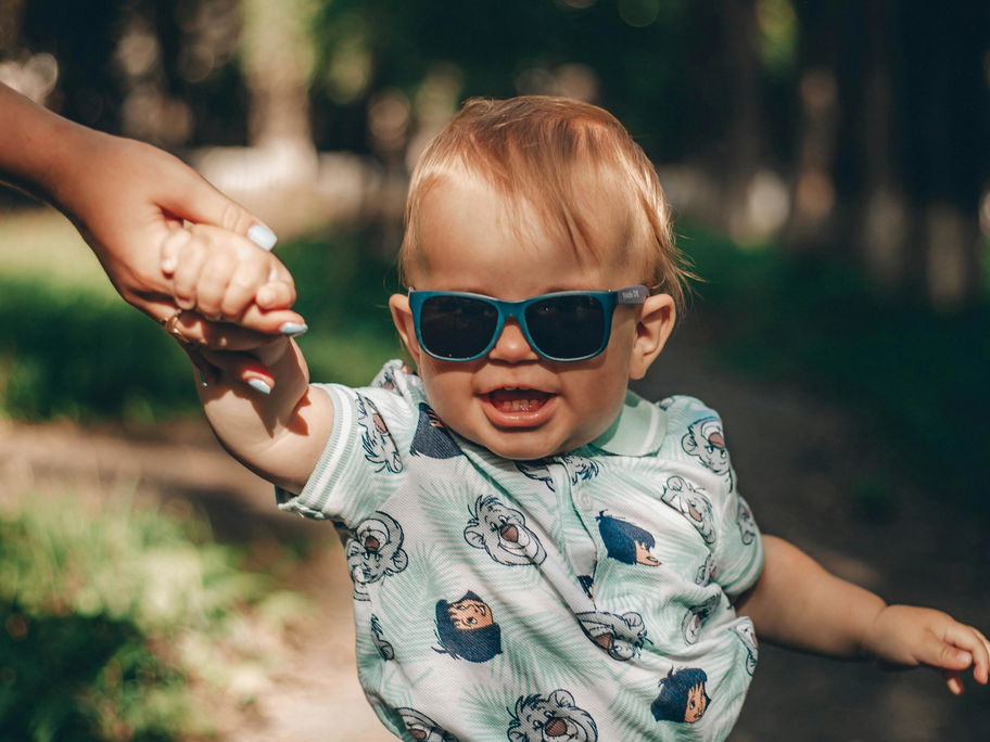 Ab wann brauchen Babys und Kleinkinder eine Sonnenbrille?