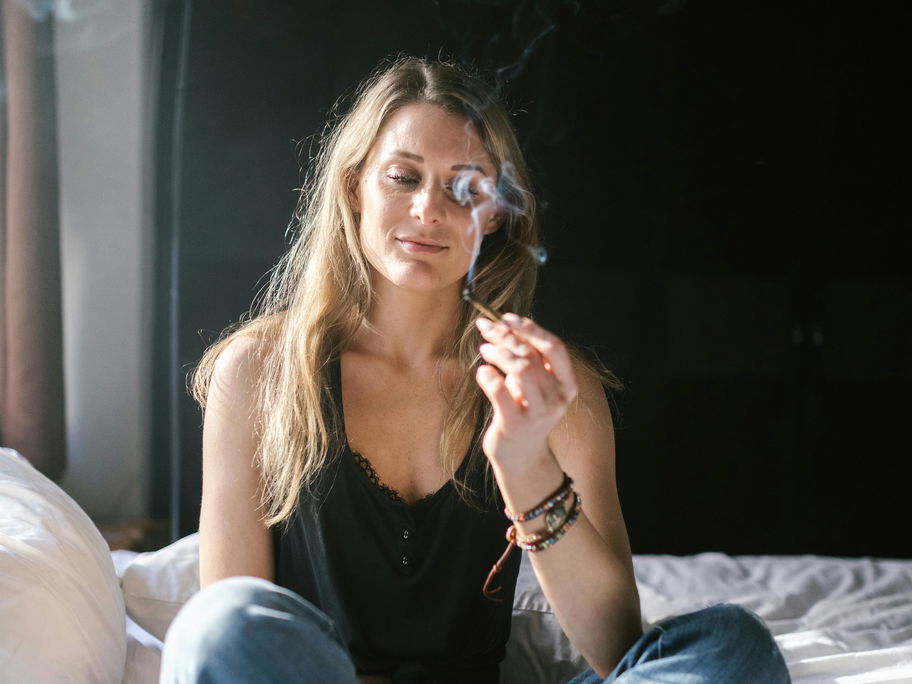 Mutter, die Cannabis raucht.