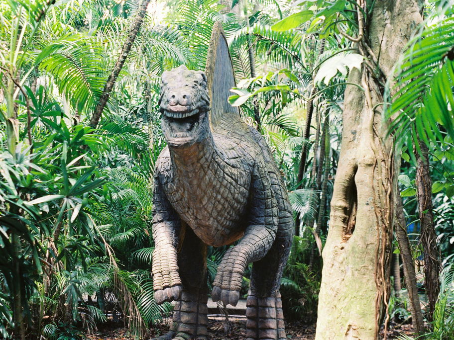 Großer Dinosaurier im Park.