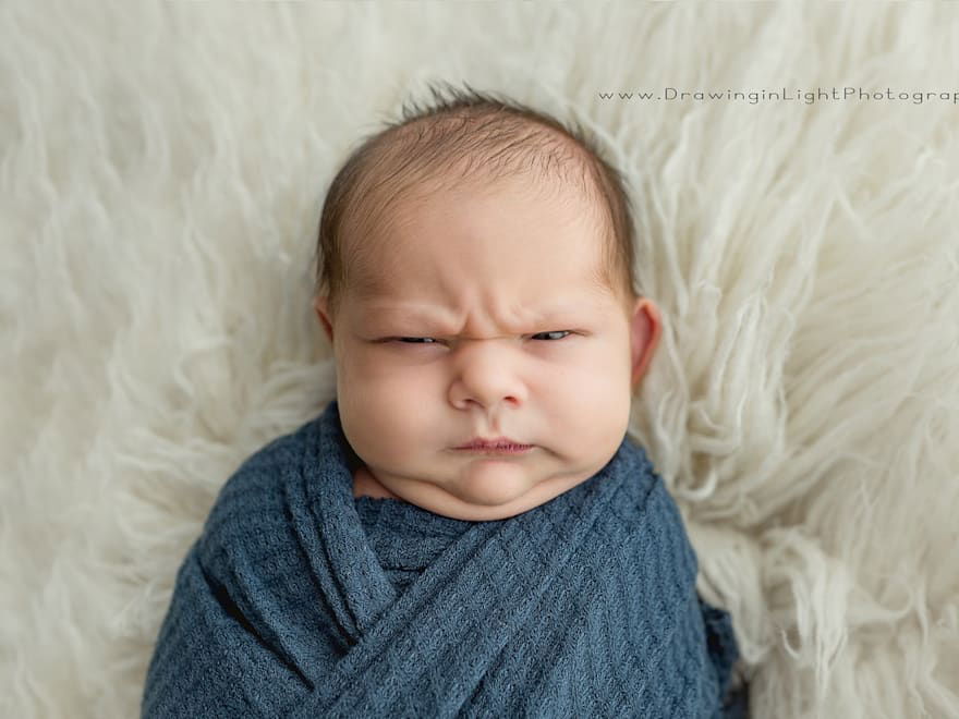 Ein Baby, das mürrisch guckt.