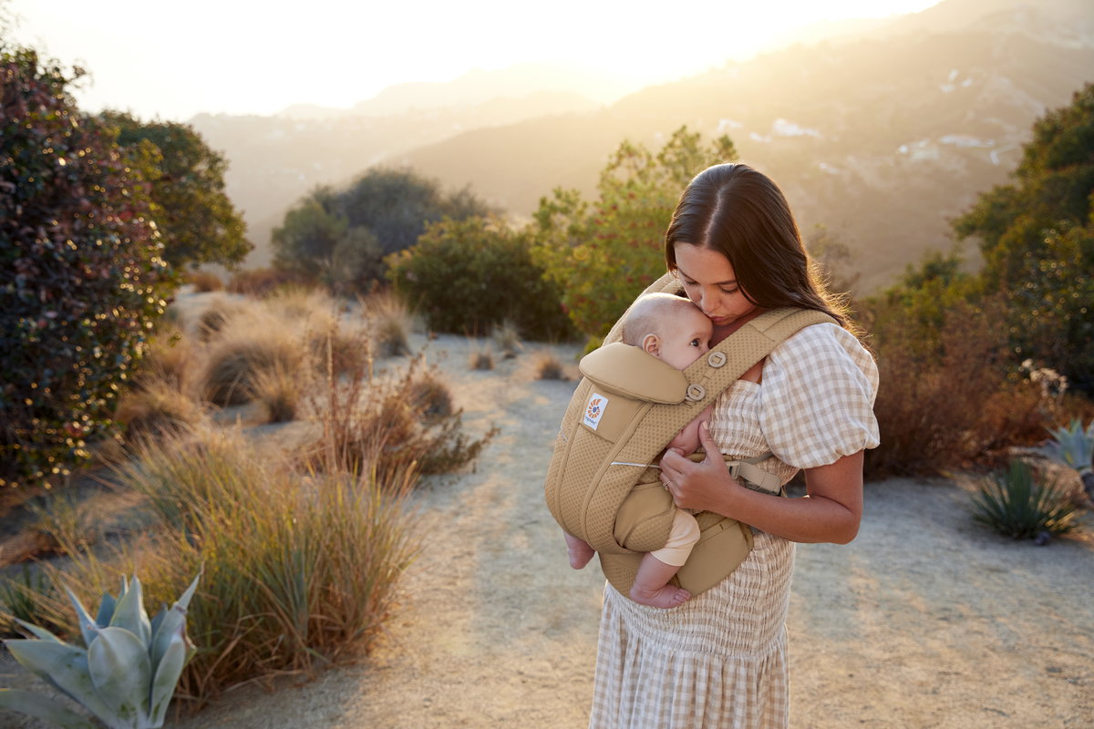 Die Ergobaby Trage Omni breeze in der Farbe camel brown.