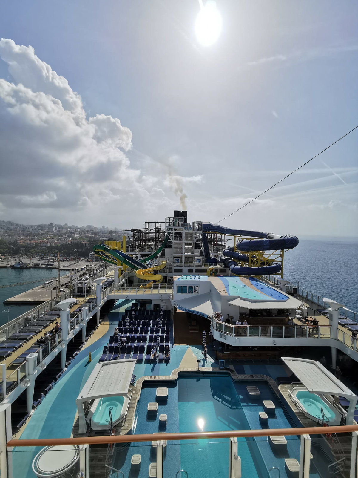 Abgebildet ist der Poolbereich auf dem Sonnendeck der Norwegian Escape.