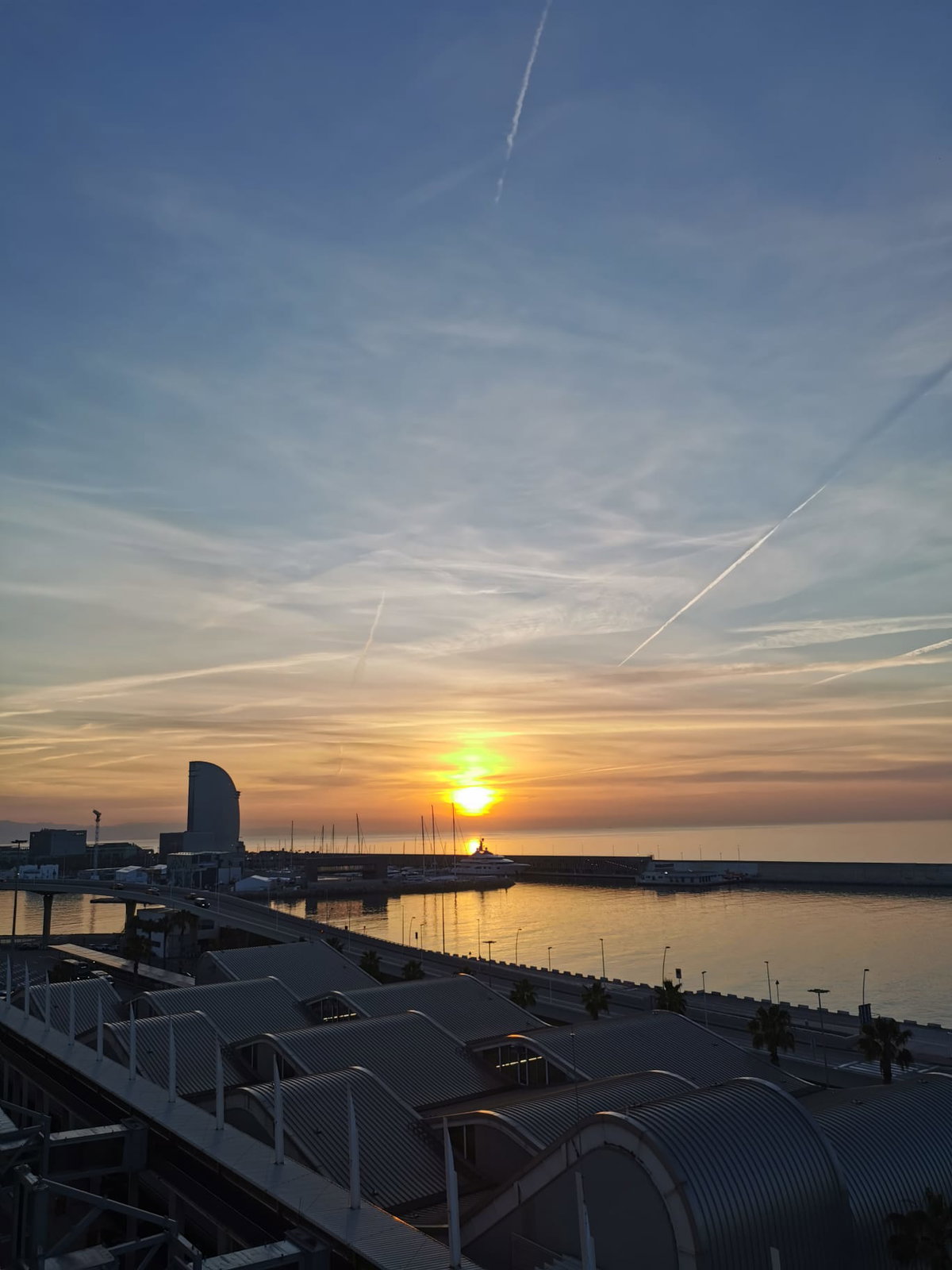 Zusehen ist der wunderschöne Sonnenaufgang in Barcelona.
