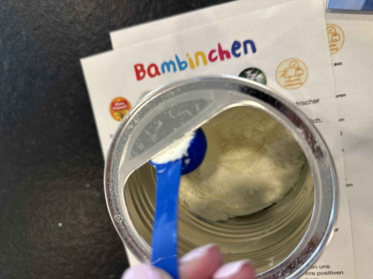 Die "Bambinchen Folgemilch 2" kommt mit einem praktischen Portionierungslöffel.