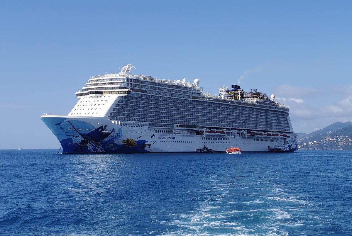 Abgebildet ist das Kreuzfahrtschiff Norwegian Escape.