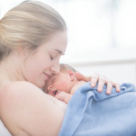 Wochenbett nach Kaiserschnitt: Diese Hebammen-Tipps sind jetzt Gold wert