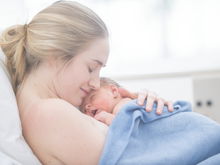 Wochenbett nach Kaiserschnitt: Diese Hebammen-Tipps sind jetzt Gold wert