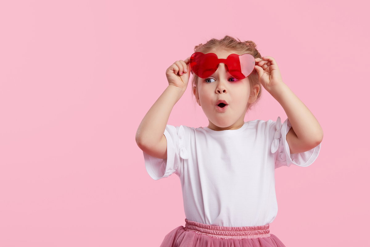 Mädchen mit Herz-Sonnenbrille.