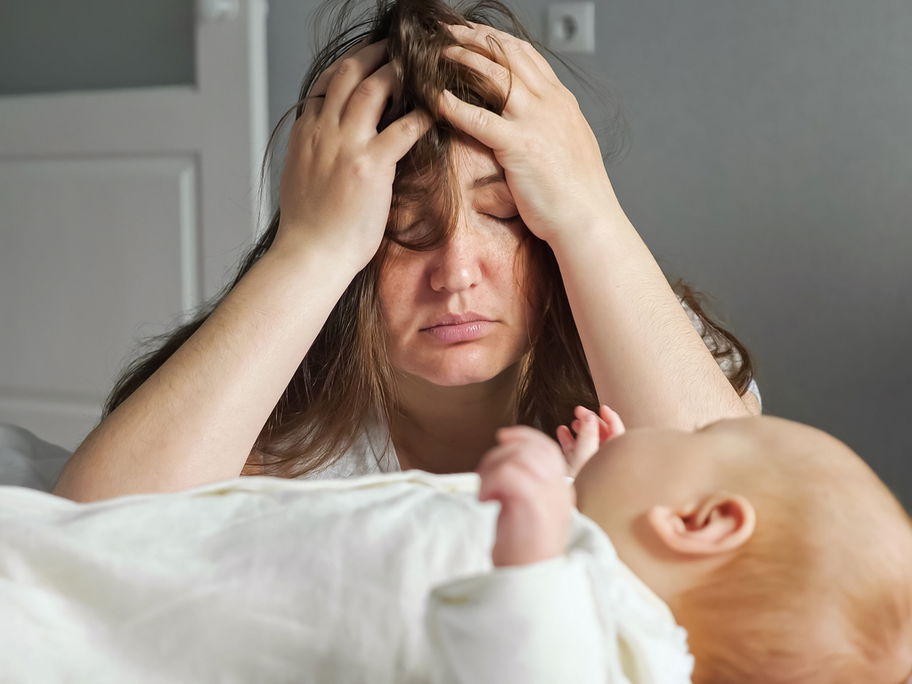 Eine erschöpfte Mutter und ihr Baby