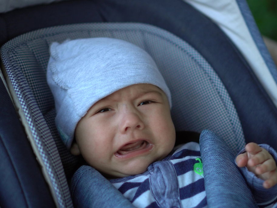 Ein Baby schreit im Auto.