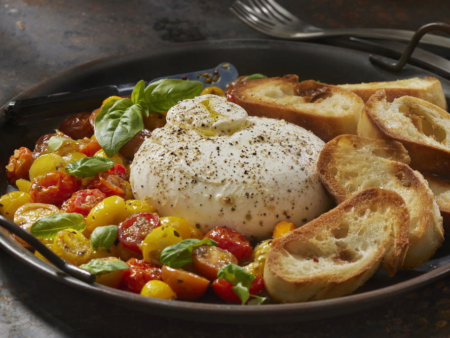 Burrata mit Tomate und Brot