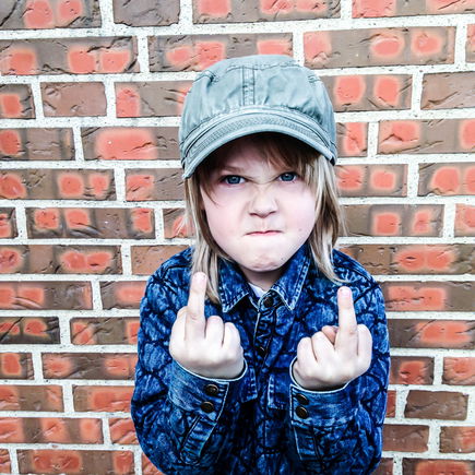 Wie Eltern am besten reagieren, wenn Kinder beleidigend werden