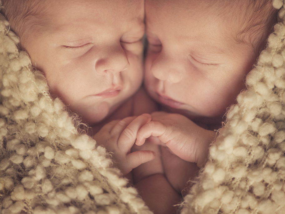 Baby-Zwillinge, die kuscheln