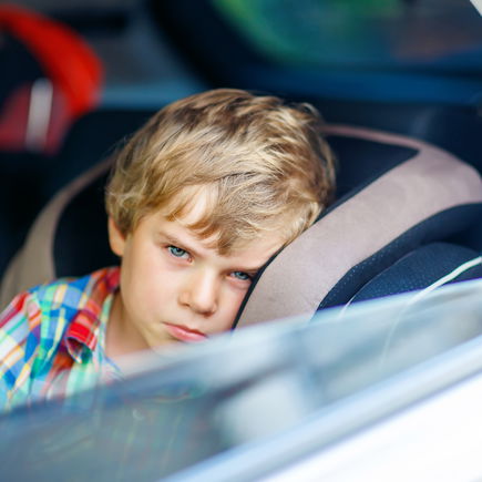 Darf man sein Kind alleine im Auto lassen? 